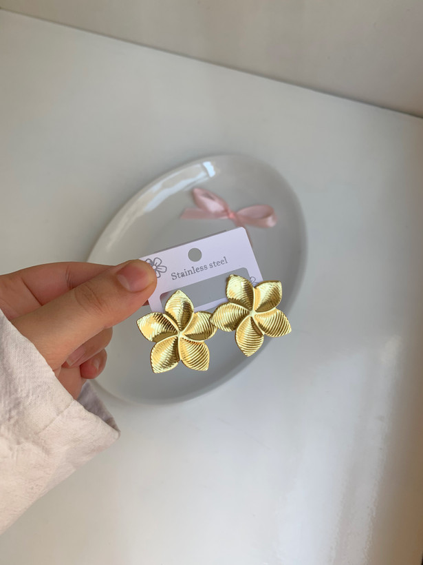 گوشواره گلبرگ طلایی زنانه