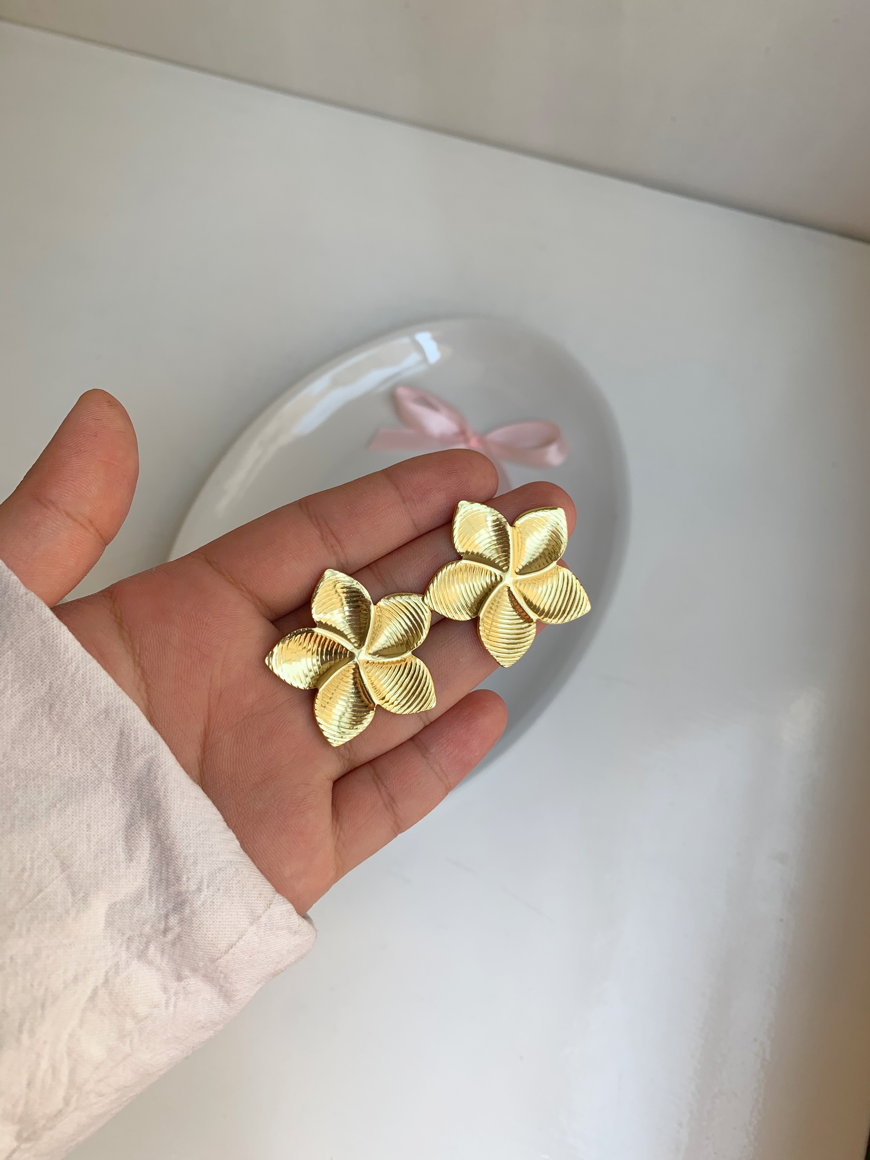گوشواره گلبرگ طلایی زنانه