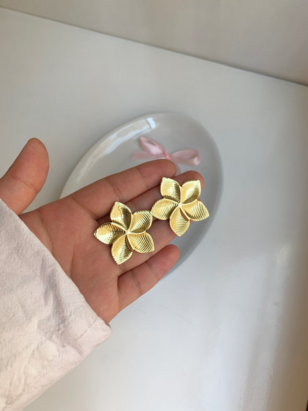 گوشواره گلبرگ طلایی زنانه